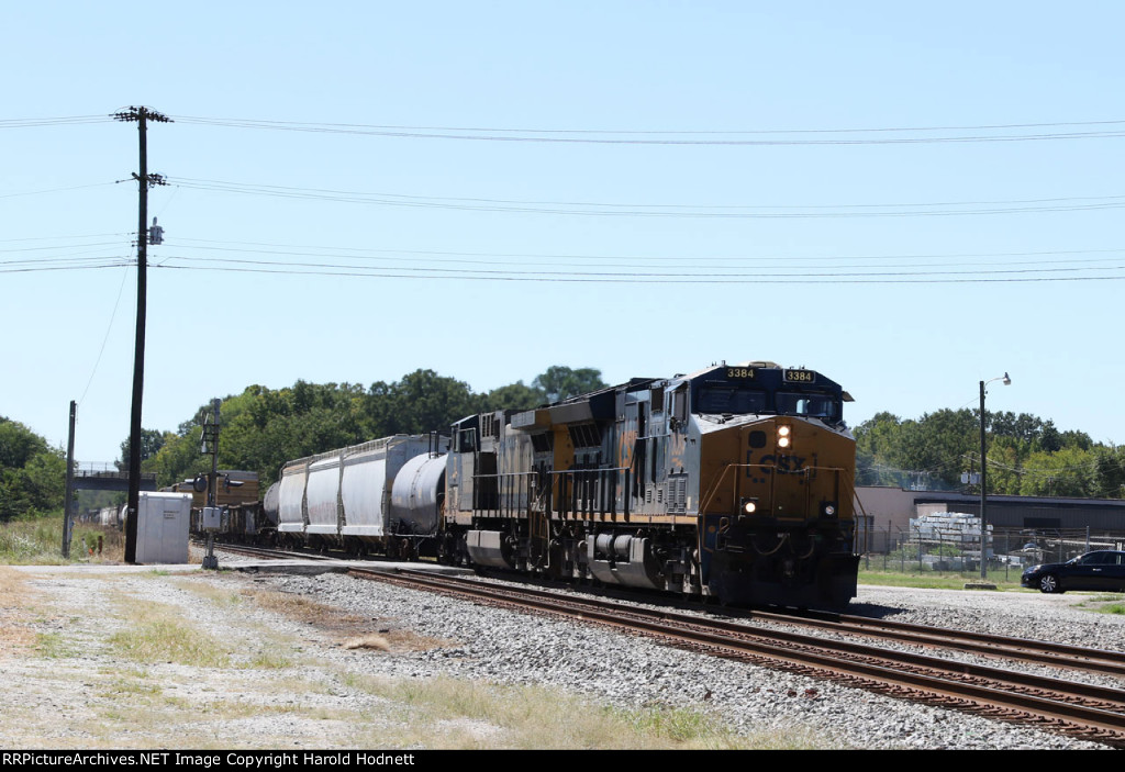 CSX 3384 leads train M410-22 northbound
